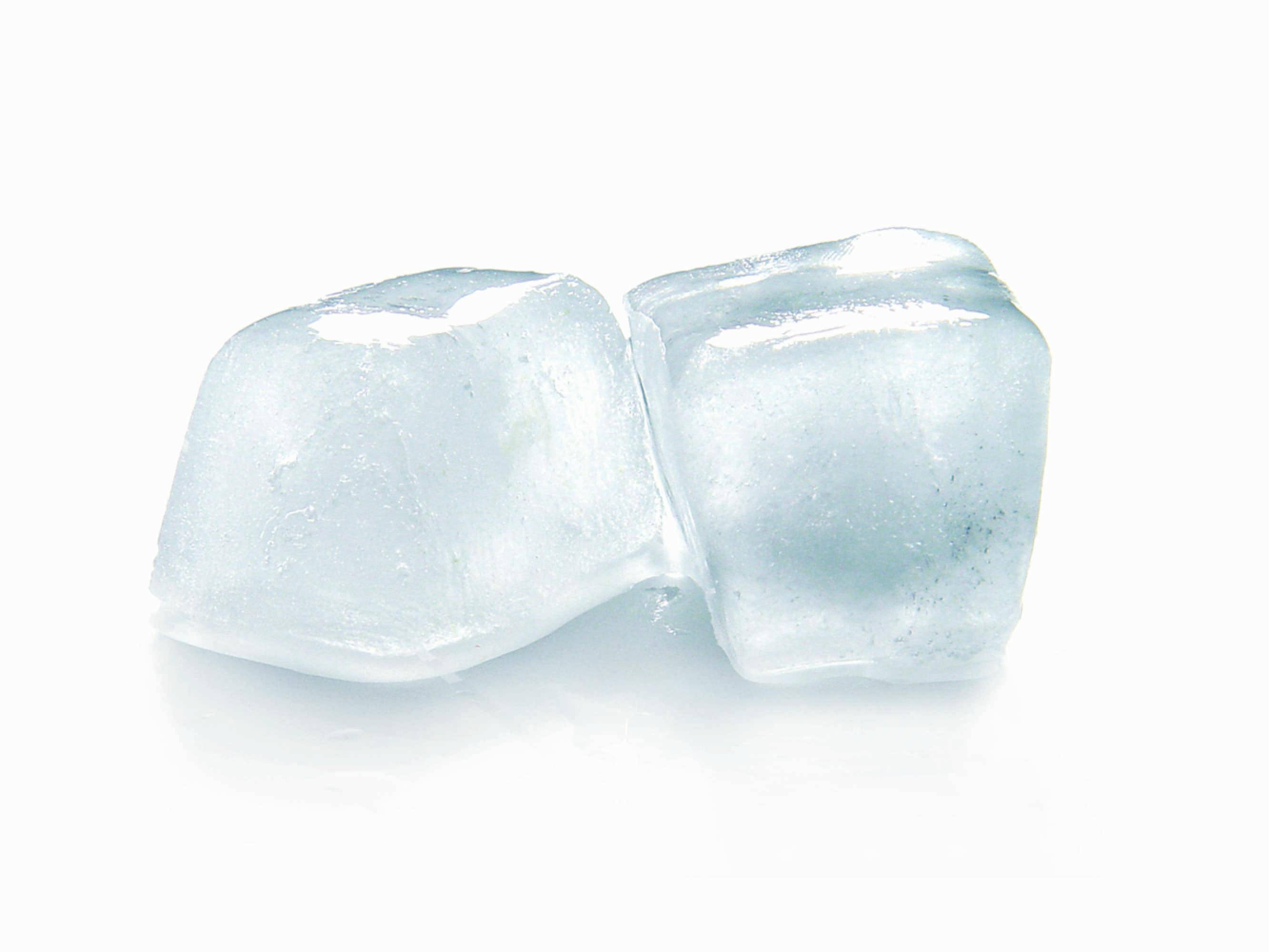 Zwei klare Eiswürfel vor einem weißen Hintergrund, leicht schmelzend und glitzernd.
